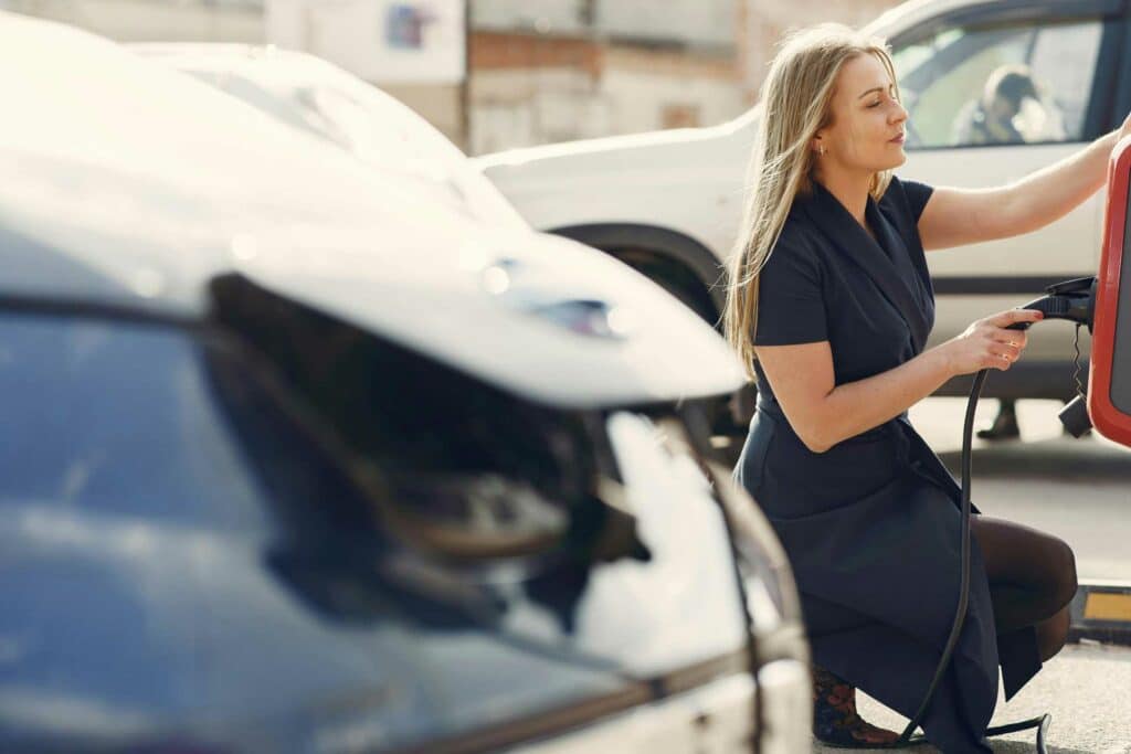 Une recharge sécurisée de la voiture électrique sur une borne de recharge rapide.